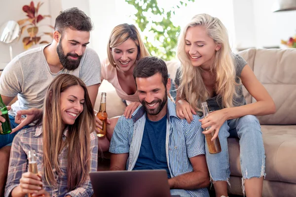 Grupo Amigos Assistindo Filme Laptop Curtindo Juntos — Fotografia de Stock