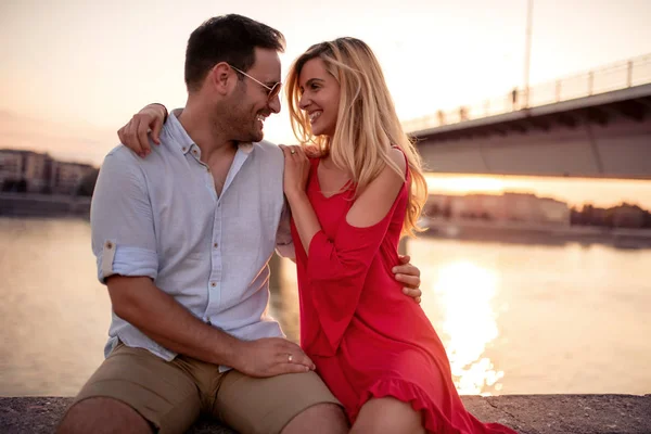 Paar Liefde Lachen Genieten Samen — Stockfoto