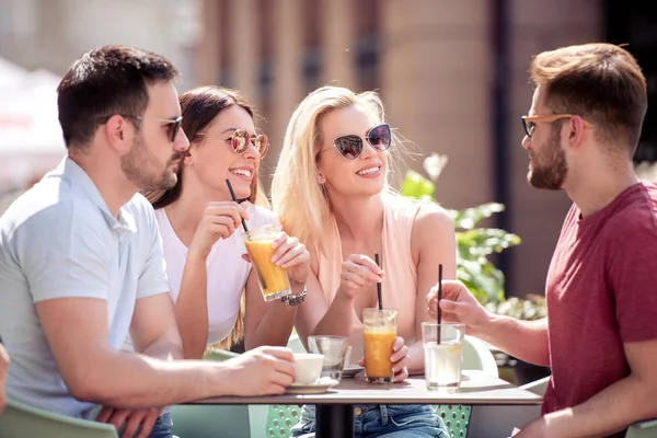 Grupo Cuatro Amigos Divirtiéndose Juntos Cafetería —  Fotos de Stock