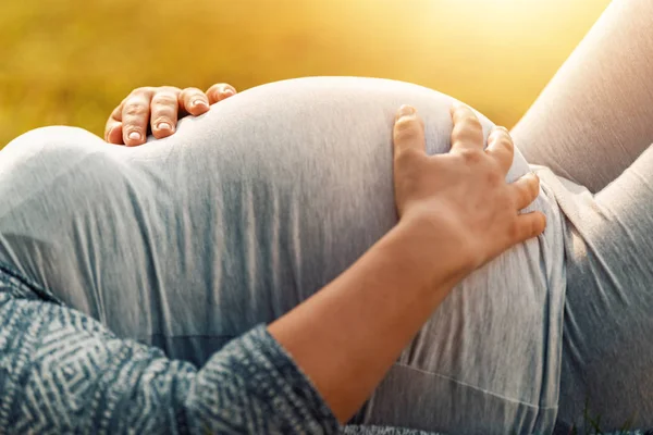Primer Plano Barriga Embarazada Naturaleza — Foto de Stock