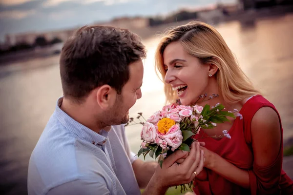 Jonge Man Geeft Mooie Boeket Bloemen Aan Zijn Vriendin — Stockfoto