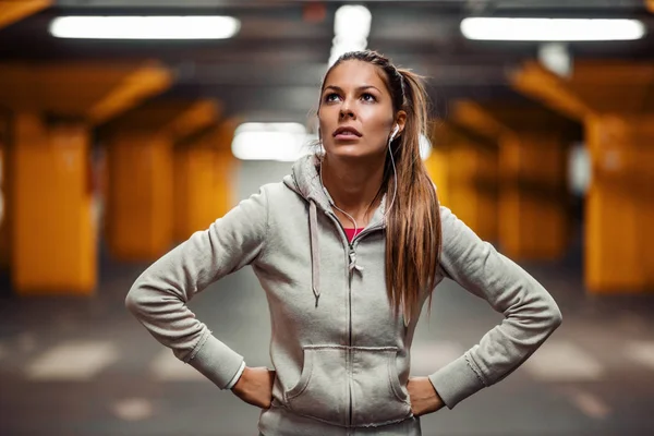 Fitness Mujer Corriendo Por Noche Ciudad — Foto de Stock