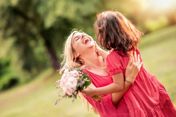 Moeder Dochter Buiten Jonge Moeder Haar Kleine Meisje Samen Zomerpark — Stockfoto