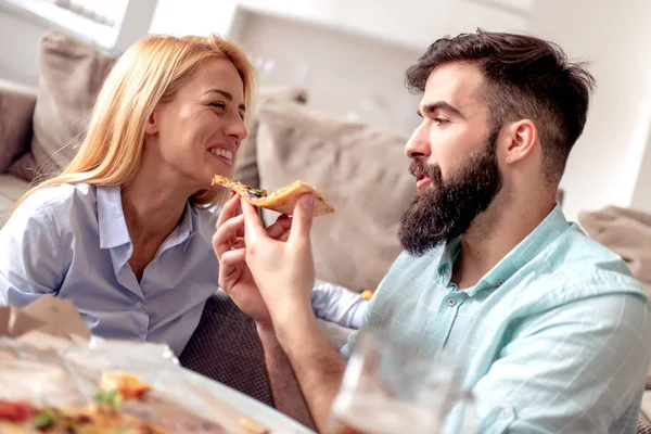 Young Couple Sitting Living Room Eating Pizza — Stock Photo, Image