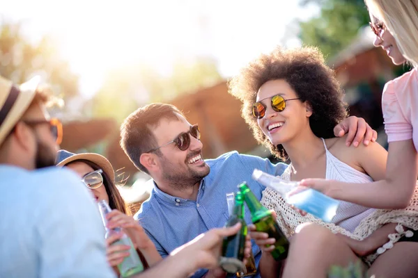 Friends Having Fun Together Beach Toast Drinking Cold Beers — Stock Photo, Image