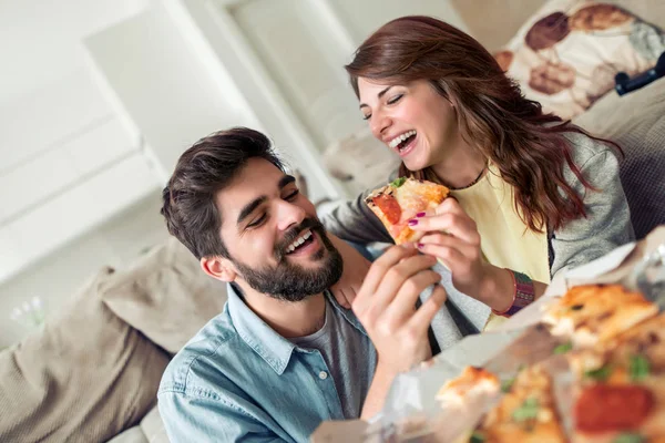 Junges Paar Sitzt Wohnzimmer Und Isst Pizza — Stockfoto