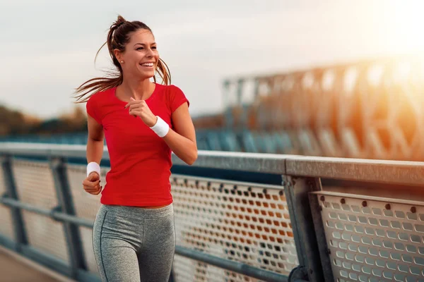 Joven Mujer Fitness Corriendo Calle Ciudad —  Fotos de Stock