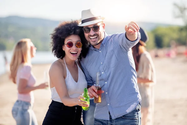 Sommerurlaub Menschen Romantik Reise Und Dating Konzept Paar Trinkt Bier — Stockfoto