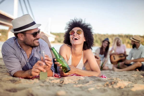 Happy Young Couple Enjoying Picnic Beach Have Good Time Summer — Stock Photo, Image