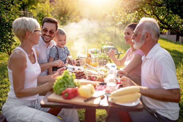 Familia Feliz Almorzando Jardín Día Soleado — Foto de Stock