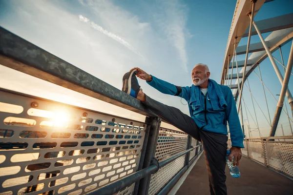 Treinamento Homem Fitness Sênior Fazendo Exercícios Livre Cidade — Fotografia de Stock