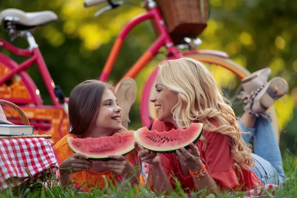 Moeder Dochter Genieten Zomerpark Het Eten Van Watermeloen — Stockfoto