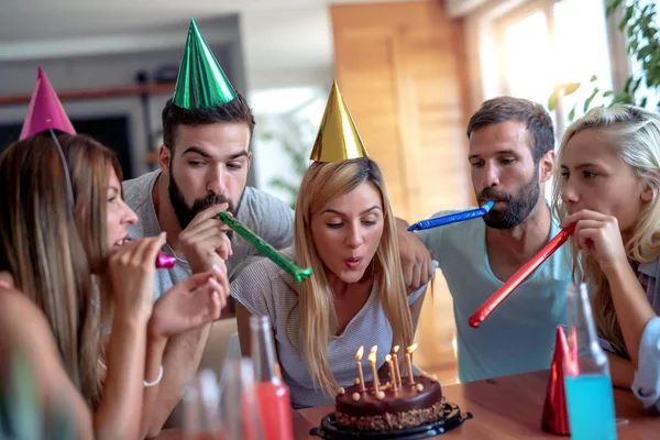Feiern Essen Freunde Party Und Geburtstagskonzept Lächelnde Frauen Feiern Geburtstag — Stockfoto