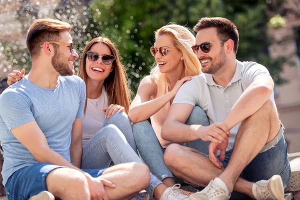 Grupo Amigos Sentados Juntos Ciudad Los Amigos Alegres Divierten — Foto de Stock