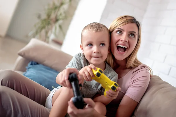 Heyecanlı Anne Oğlu Birlikte Video Oyunları Oynarken — Stok fotoğraf