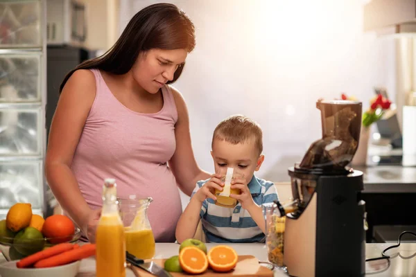 Familia Hacer Jugo Naranja Fresca Cocina Pasando Buen Rato Juntos —  Fotos de Stock