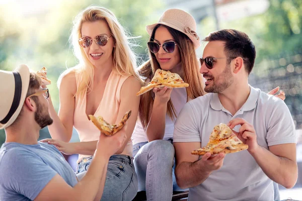 Lyckliga Vänner Sitter Vid Bordet Och Äter Pizza Kul Utomhus — Stockfoto