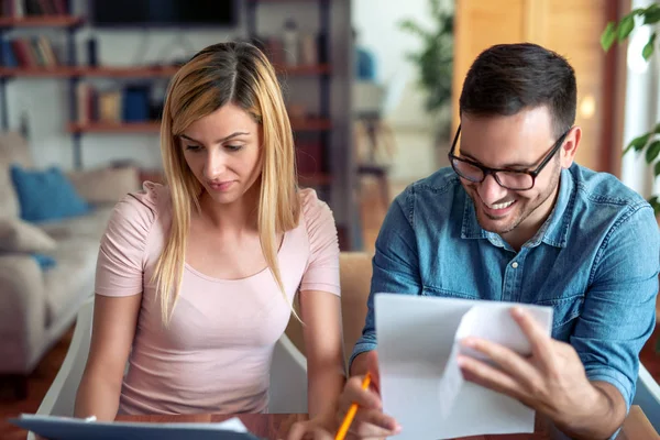 Foto Pareja Joven Calculando Sus Facturas Casa — Foto de Stock