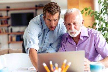 İş adamları birlikte çalışıyor.