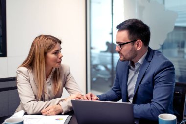 İki iş adamı ofiste iş hakkında konuşuyor.. 