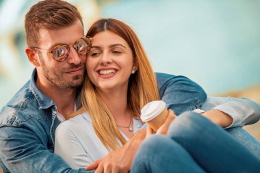 Aşk güzel romantik çift birlikte açık havada vakit geçirmek.