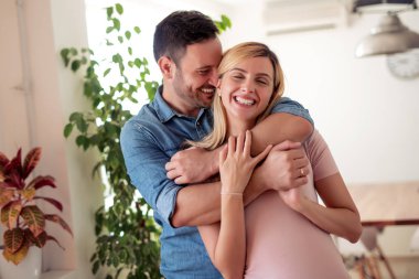 Mutlu romantik çift evde birlikte vakit geçirmek.