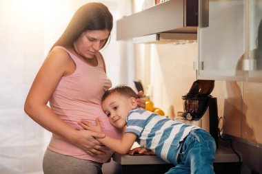 Anne ve oğlu birlikte portakal suyu yapma.