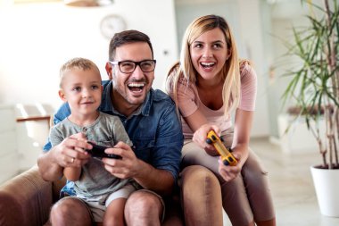 Mutlu bir aile evde oyun oynuyor ve birlikte eğleniyor..