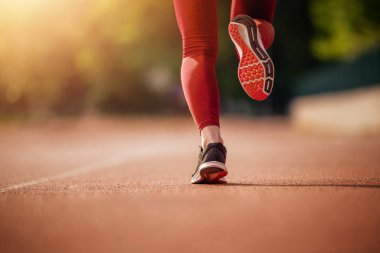 Fitness kadın eğitim ve şehirde koşu, spor ayakkabı yakın.