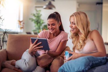 İki genç kadın birlikte evde çalışma office.