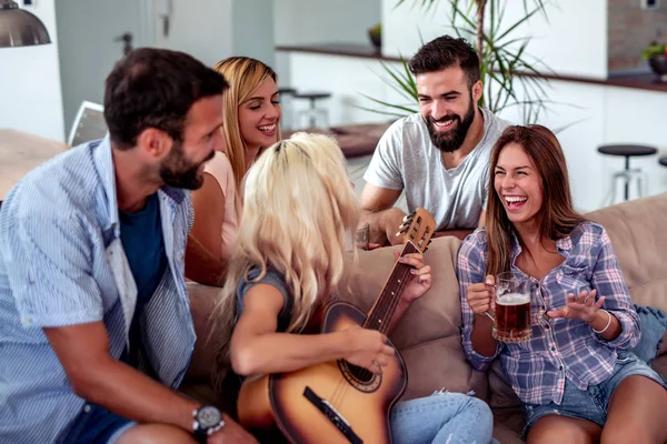 Alegre Amigos Disfrutando Juntos Casa Chica Tocando Guitarra — Foto de Stock