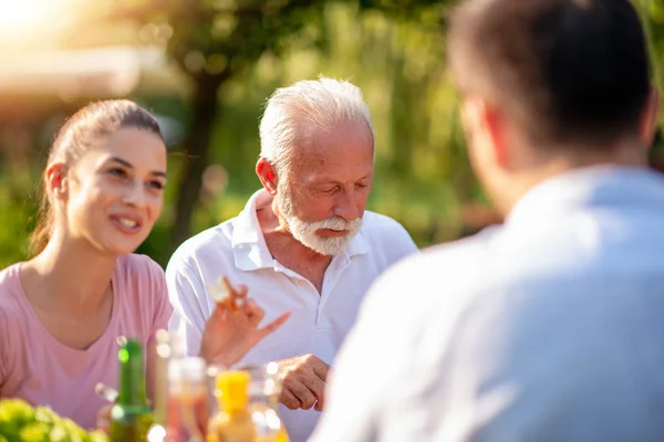 Twee Generatie Van Familie Die Picknicken Tuin Zonnige Dag — Stockfoto