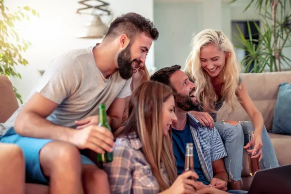 Amigos Alegres Assistindo Filme Divertindo Sala Estar — Fotografia de Stock