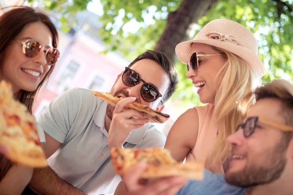 Szórakozás Pizzát Eszik Meg Ismerkedés Fogyasztás Élelmiszer Életmód Fogalma — Stock Fotó