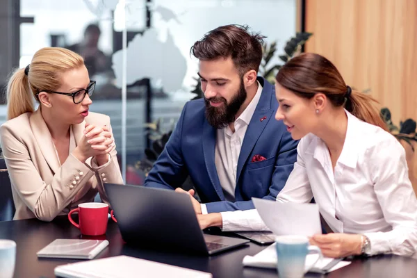 Affärsfolk Som Arbetar Tillsammans Office Diskuterar Nya Projekt — Stockfoto