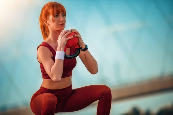 Portret Van Fitness Vrouw Workout Met Kettlebell Stad — Stockfoto