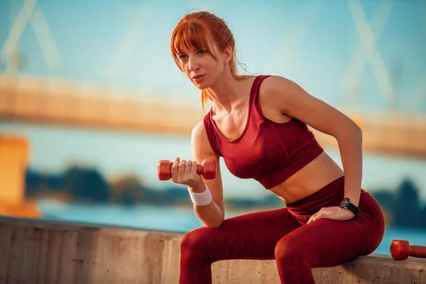 Mujer Fitness Entrenamiento Mujer Fitness Joven Haciendo Ejercicio Con Pesas —  Fotos de Stock