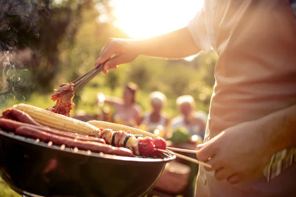 Los Hombres Están Cocinando Para Familia Teniendo Una Fiesta Barbacoa — Foto de Stock