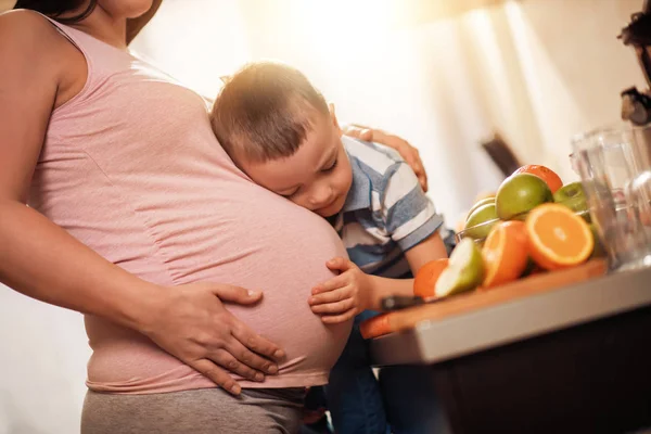 Madre Suo Figlio Fanno Insieme Succo Arancia — Foto Stock