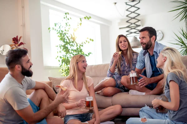 Amigos Disfrutando Juntos Casa Beber Cervezas — Foto de Stock