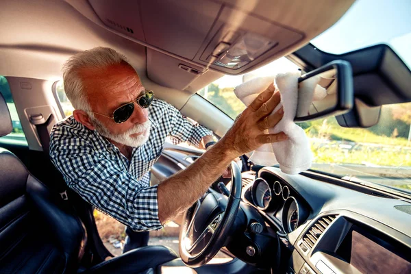 Senior Pflegt Und Reinigt Sein Neues Auto — Stockfoto