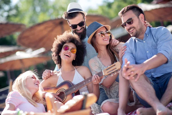 Felices Amigos Relajándose Tocando Guitarra Playa Divirtiéndose Fiesta Playa — Foto de Stock