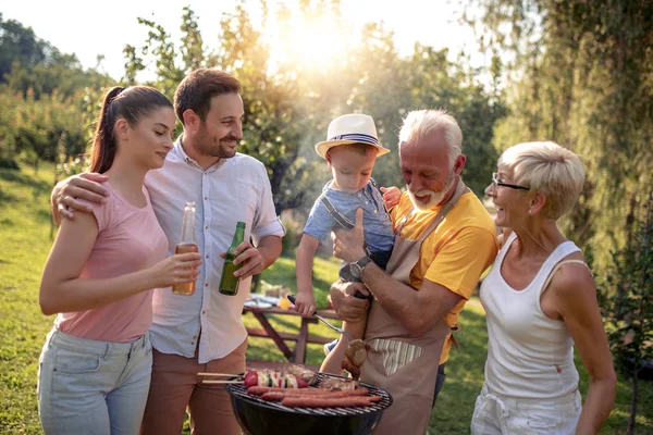 Happy Big Family Gathered Grill Picnic Leisure Food Family Holidays — стоковое фото