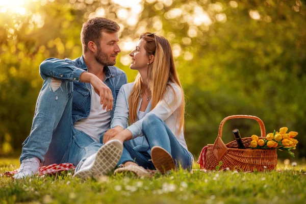 Lyckliga Paret Picknick Ler Mot Varandra Solig Dag Människor Kärlek — Stockfoto