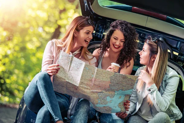 Троє Молодих Дівчат Їдуть Відпустку Машиною — стокове фото