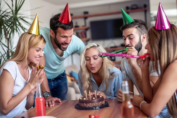 Grupo Amigos Comemorando Aniversário Casa Festa Feriados Felicidade Diversão Conceito — Fotografia de Stock