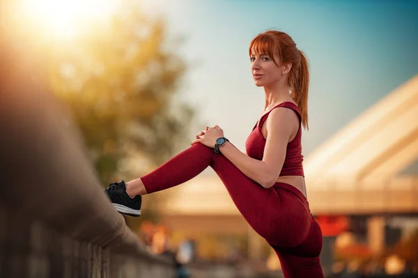 Joven Corredor Fitness Estirándose Antes Correr Ciudad — Foto de Stock