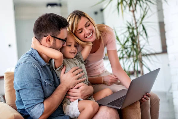 Jovem Família Caucasiana Assistindo Desenhos Animados Juntos Casa — Fotografia de Stock