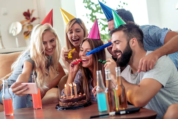 Happy Baráti Ünnepli Születésnapját Party Ünnepek Boldogság Szórakozás Emberek Koncepciója — Stock Fotó