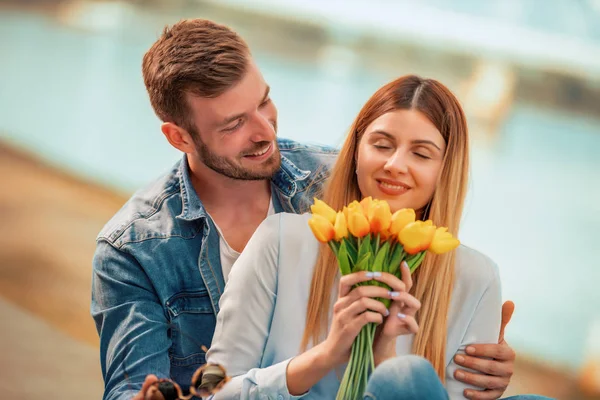 Beautiful Romantic Couple Love Spending Time Together Outdoors — ストック写真